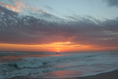 日落时海浪拍岸